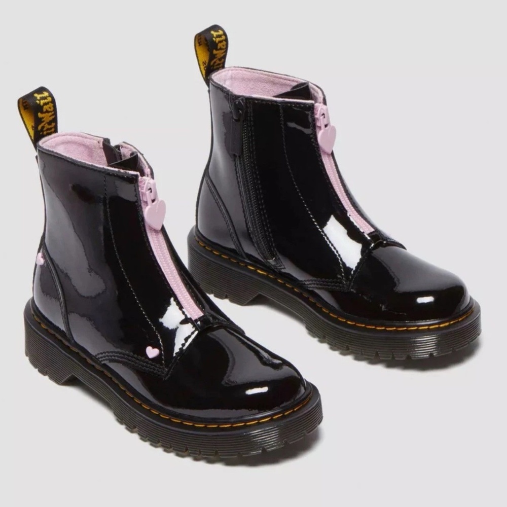 JUNIOR HEART NAPPA PATENT LEATHER PULL-ON BOOTS, like new - barely worn, size 2